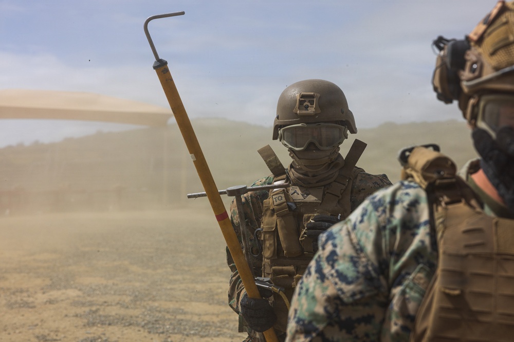 1st DSB and HMH-465 Marines conduct HST training