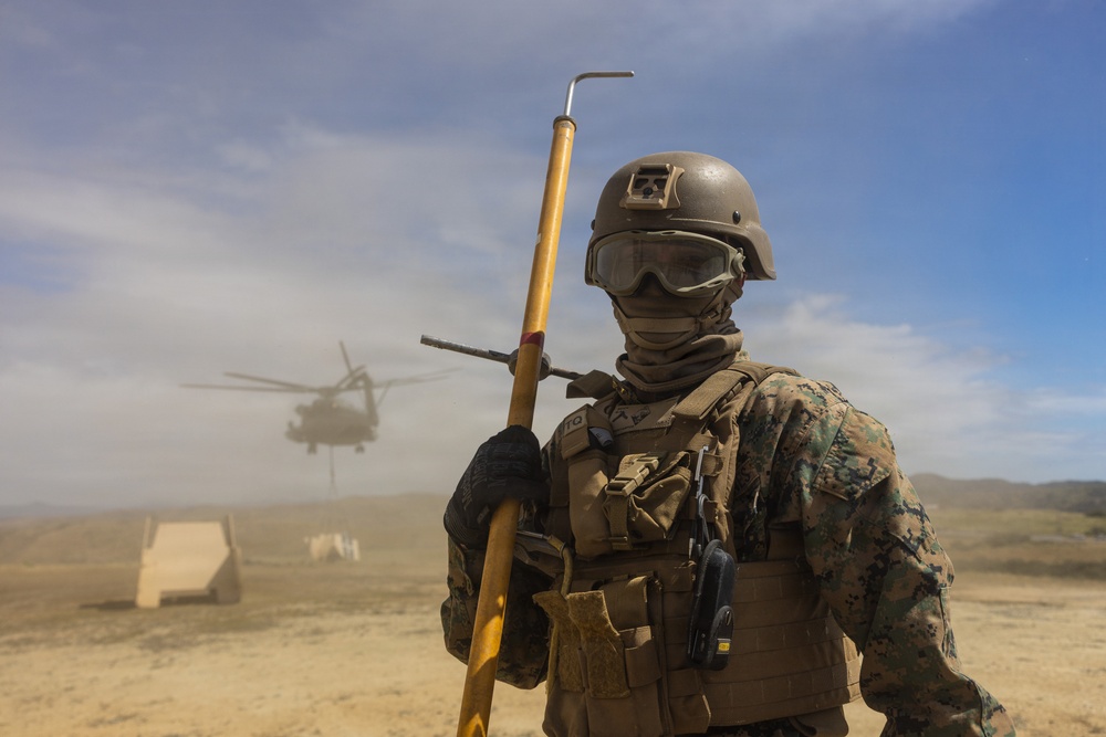 1st DSB and HMH-465 Marines conduct HST training