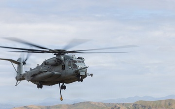1st DSB and HMH-465 Marines conduct HST training