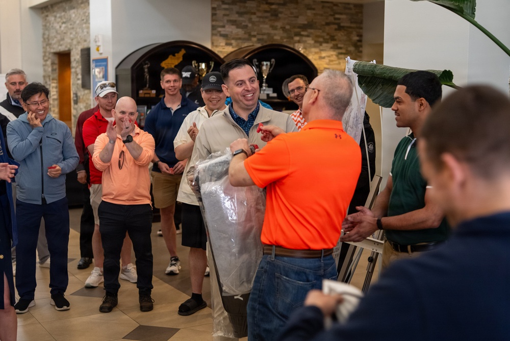 1SIG BDE Signal Month: 1st Signal Brigade Soldiers compete in Golf Scramble.