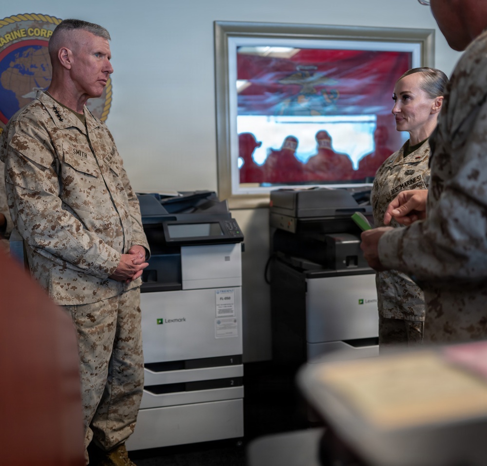 Commandant of the Marine Corps visits MARCENT