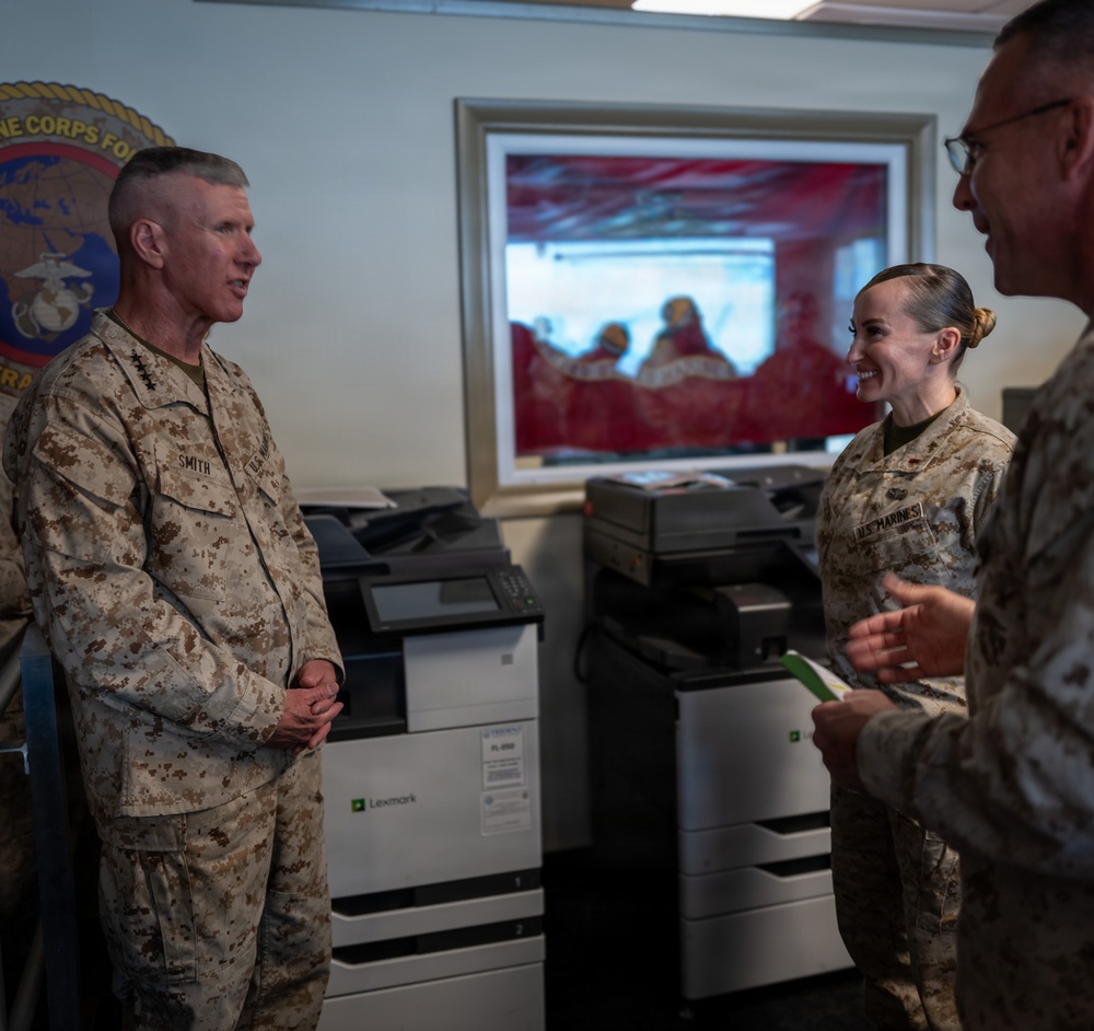 Commandant of the Marine Corps visits MARCENT