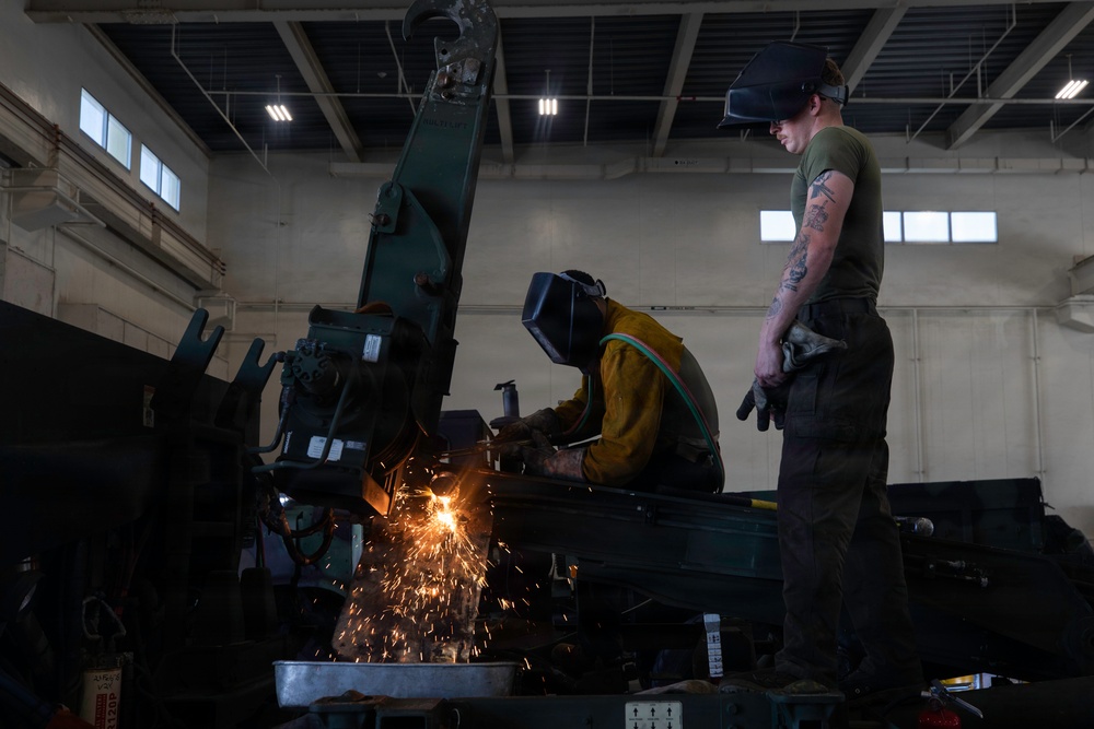 3rd Maintenance Battalion Conducts Routine Vehicle Maintenance