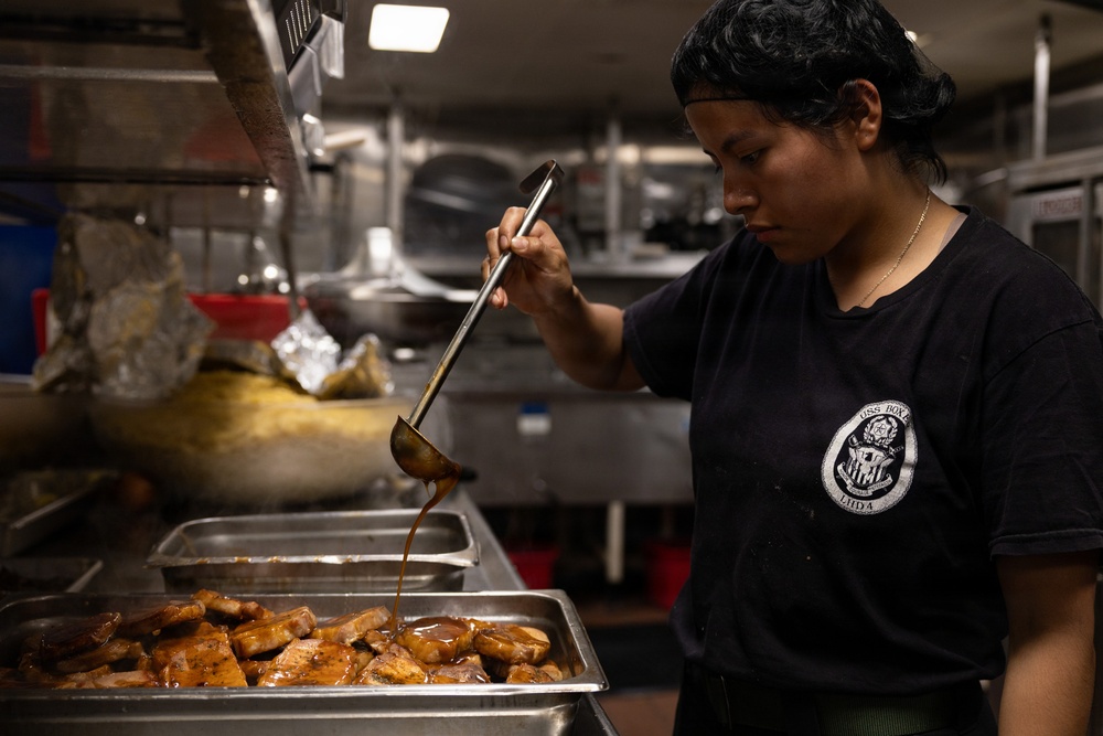 11th MEU Marines, Sailors Prepare Dinner Aboard USS Boxer