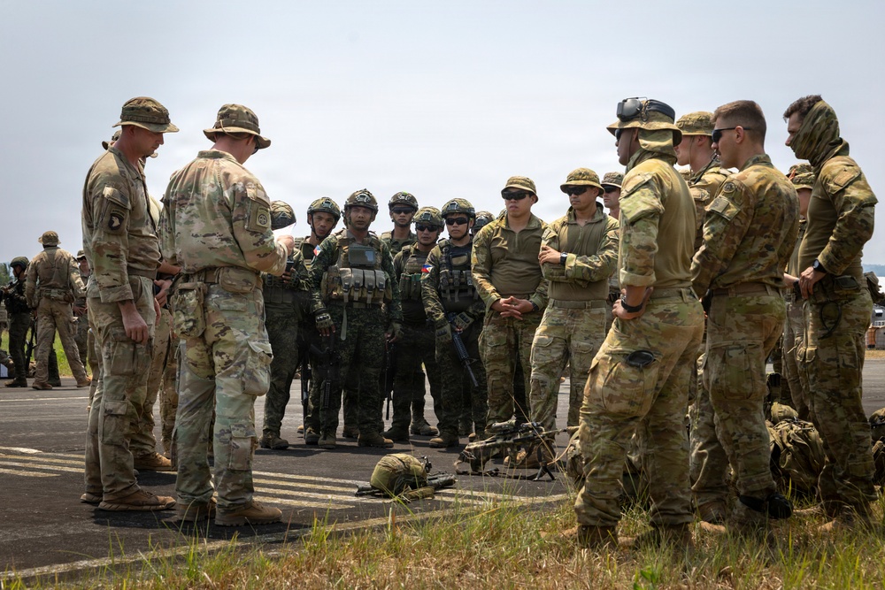 American, Australian, Philippine partner forces participate in CH-47 Chinook cold-load training