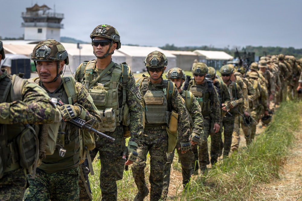 American, Australian, Philippine partner forces participate in CH-47 Chinook cold-load training