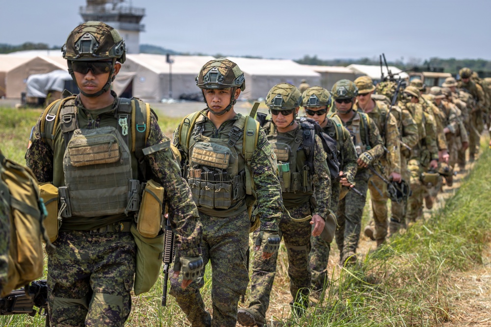 American, Australian, Philippine partner forces participate in CH-47 Chinook cold-load training