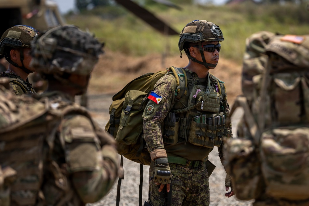 American, Australian, Philippine partner forces participate in CH-47 Chinook cold-load training