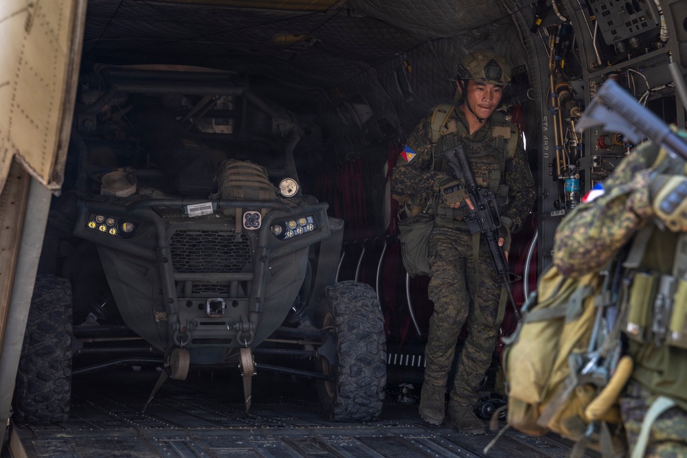American, Australian, Philippine partner forces participate in CH-47 Chinook cold-load training