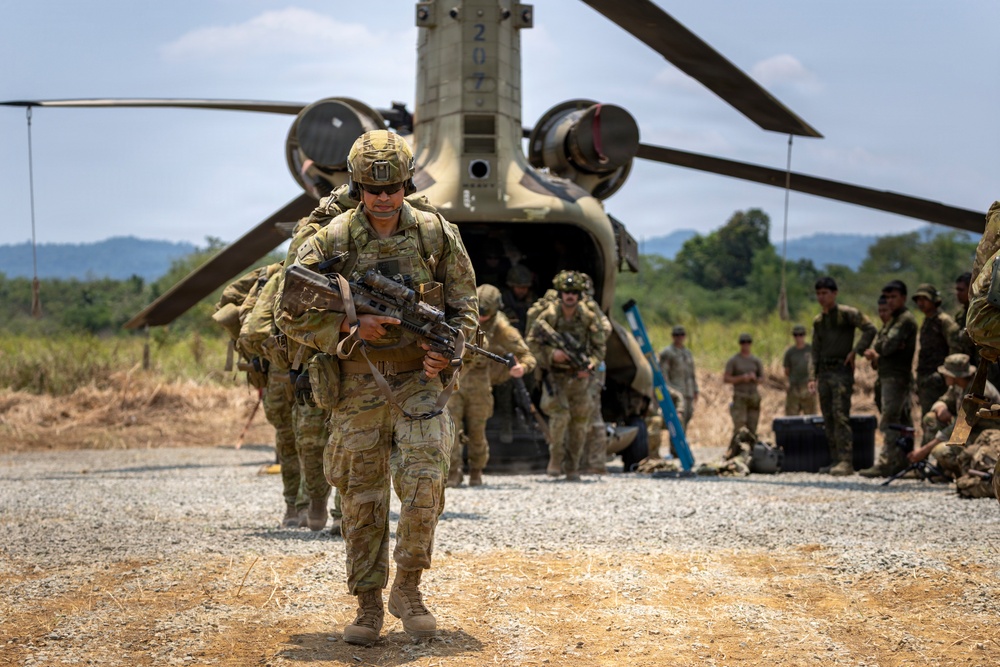 American, Australian, Philippine partner forces participate in CH-47 Chinook cold-load training