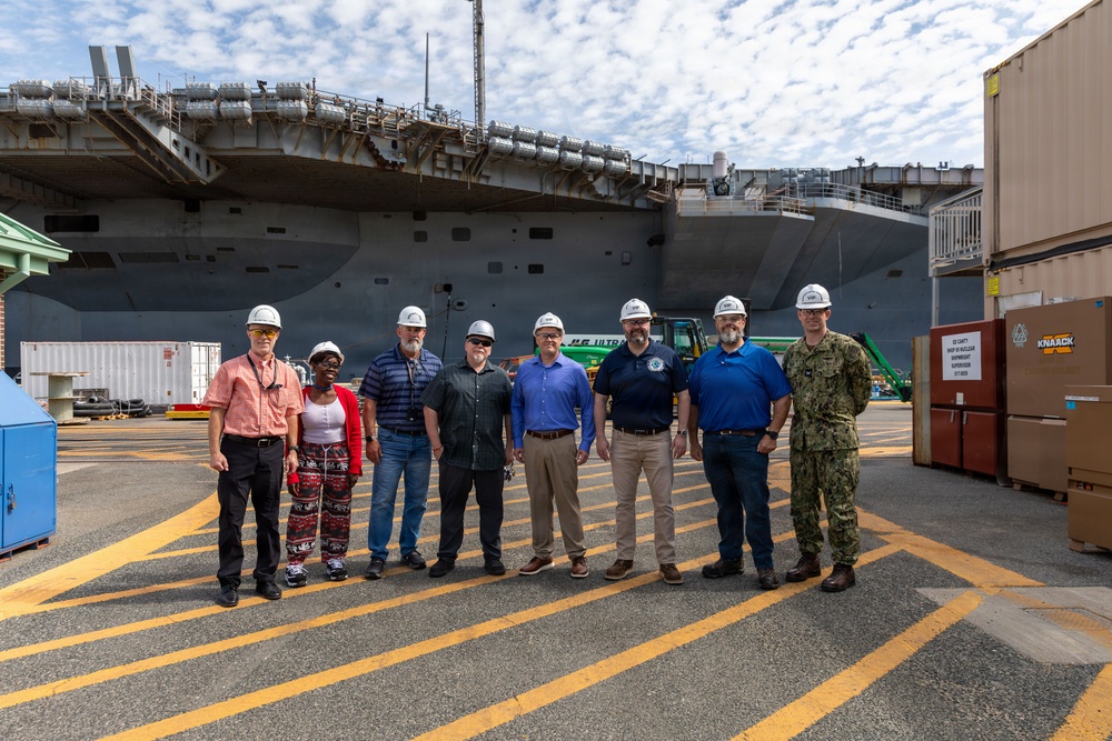 Director of Naval Enterprise Networks, PEO Digital, Visits NNSY