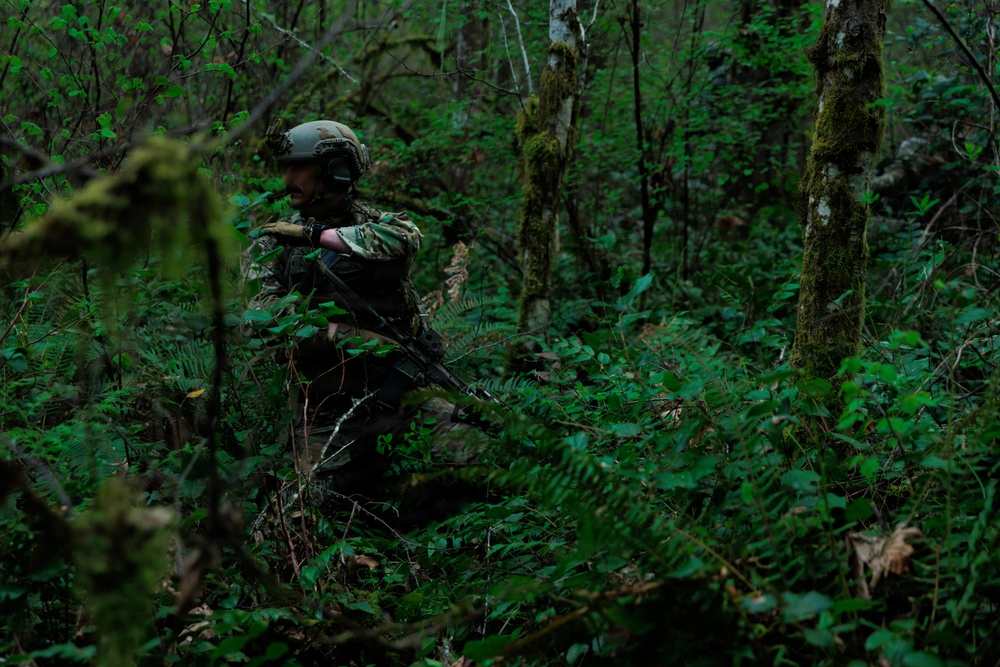 1st Special Forces Group (Airborne) conducts Maneuver Live Fire Exercise