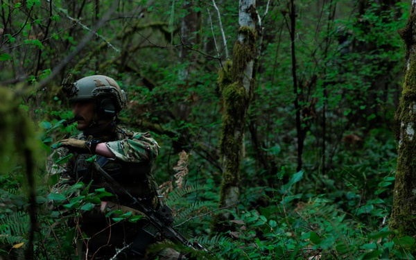 1st Special Forces Group (Airborne) conducts Maneuver Live Fire Exercise