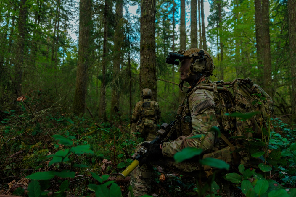 1st Special Forces Group (Airborne) conducts Maneuver Live Fire Exercise