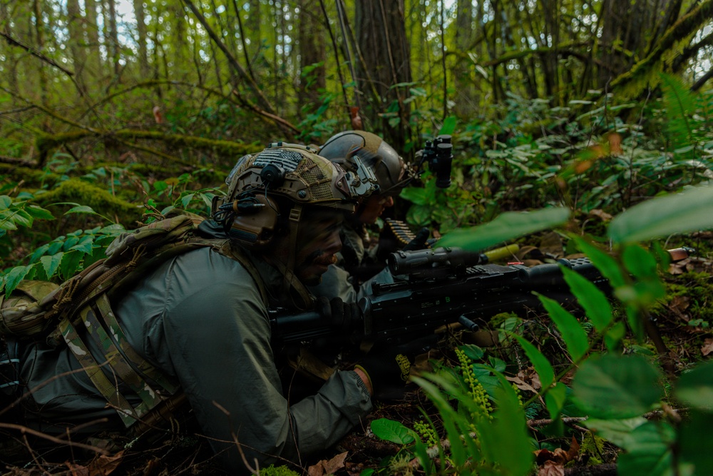 1st Special Forces Group (Airborne) conducts Maneuver Live Fire Exercise