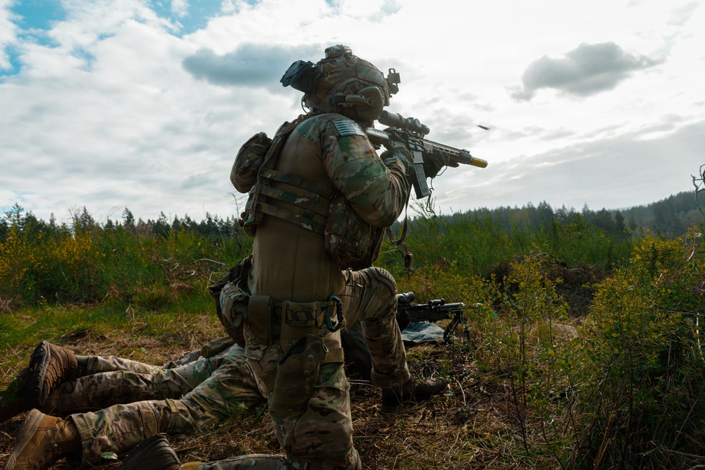1st Special Forces Group (Airborne) conducts Maneuver Live Fire Exercise