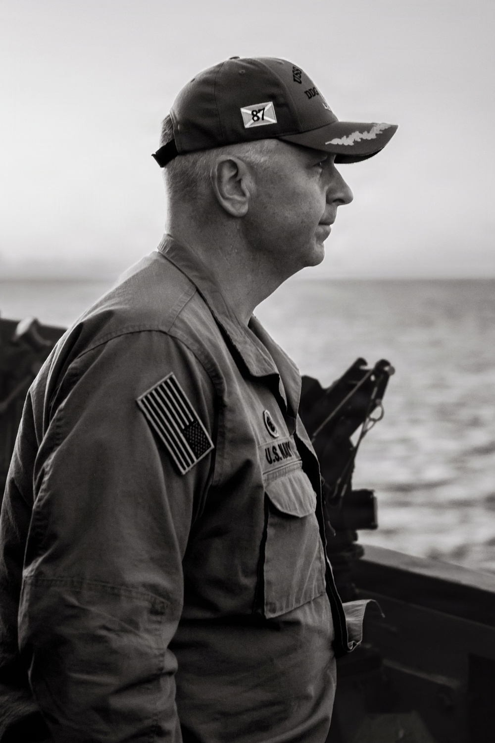 USS George H.W. Bush (CVN 77) Sails Alongside USS Mason (DDG 87)