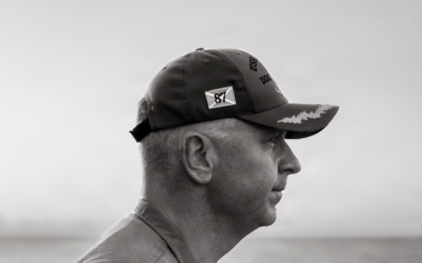 USS George H.W. Bush (CVN 77) Sails Alongside USS Mason (DDG 87)