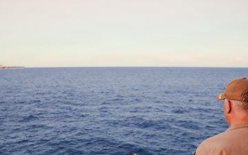 USS George H.W. Bush (CVN 77) Sails Alongside USS Mason (DDG 87)