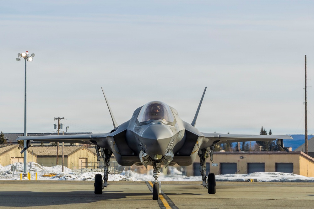 U.S. Marines with VMFA-542 prepare F-35B Lightning II aircraft for familiarization flight