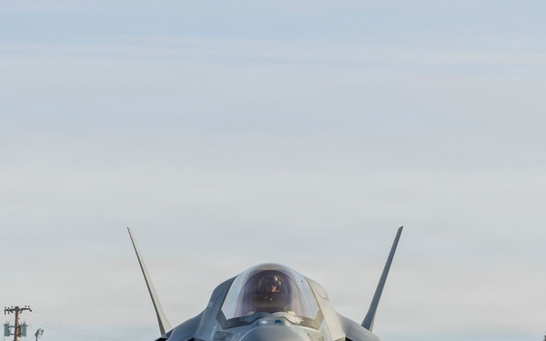 U.S. Marines with VMFA-542 prepare F-35B Lightning II aircraft for familiarization flight