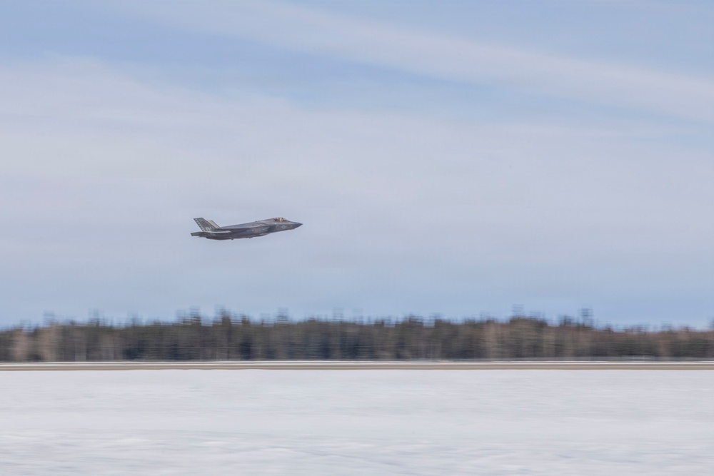 U.S. Marines with VMFA-542 prepare F-35B Lightning II aircraft for familiarization flight