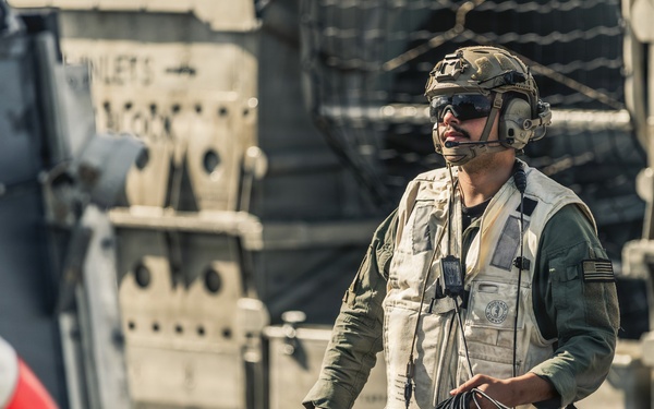 LCAC 62 arrives at Naval Base Guam in response to Super Typhoon Sinlaku