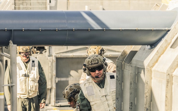 LCAC 62 arrives at Naval Base Guam in response to Super Typhoon Sinlaku