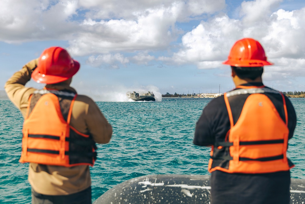 LCAC 62 arrives at Naval Base Guam in response to Super Typhoon Sinlaku