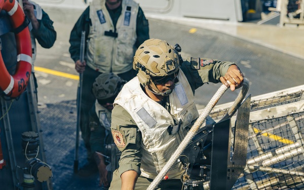 LCAC 62 arrives at Naval Base Guam in response to Super Typhoon Sinlaku