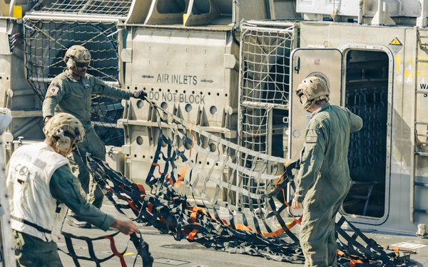 LCAC 62 arrives at Naval Base Guam in response to Super Typhoon Sinlaku