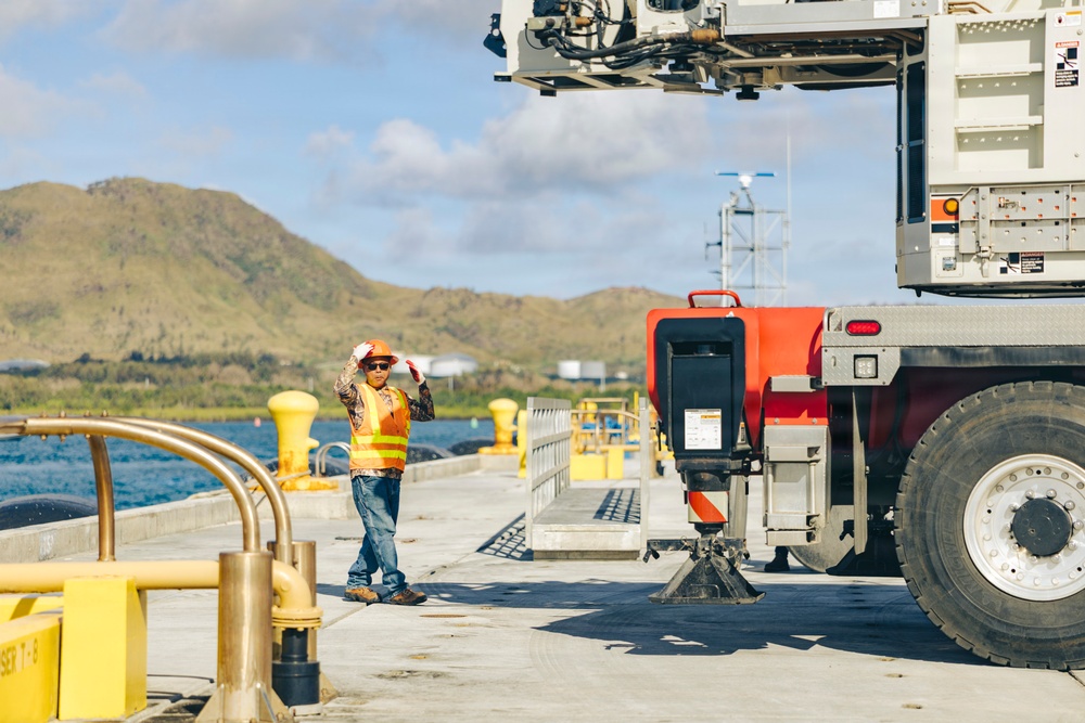 LCAC 62 arrives at Naval Base Guam in response to Super Typhoon Sinlaku