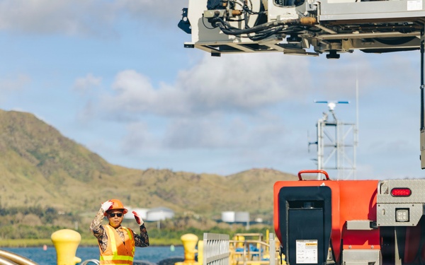 LCAC 62 arrives at Naval Base Guam in response to Super Typhoon Sinlaku