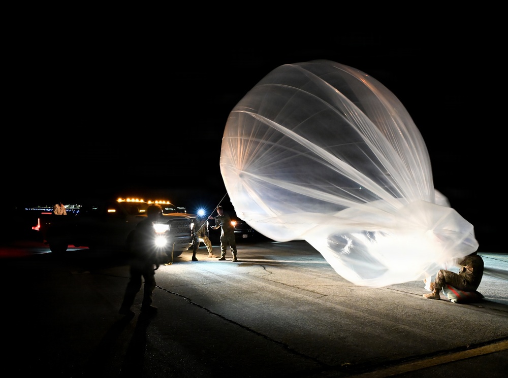 Soldiers Train with High Altitude Balloons