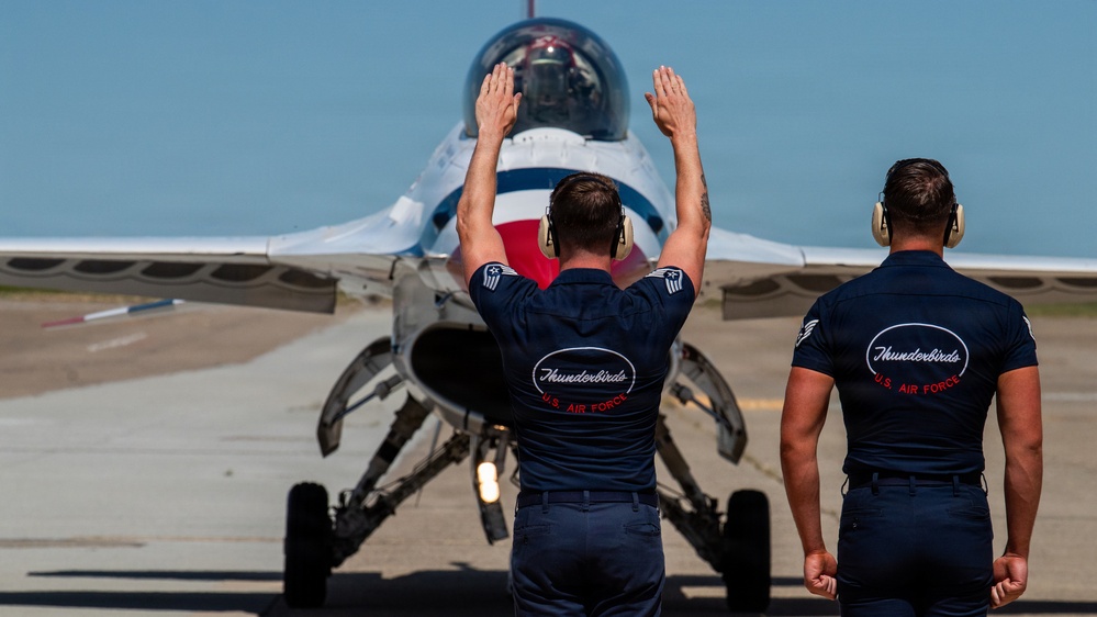Thunderbirds 1-7 arrive ahead of Wings Over Solano air show