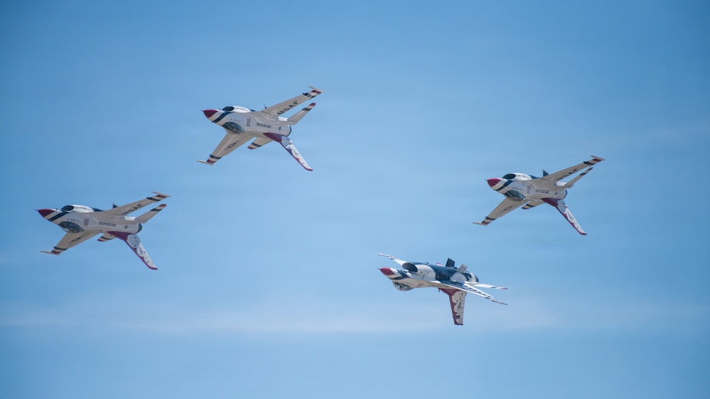 Thunderbirds 1-7 arrive ahead of Wings Over Solano air show