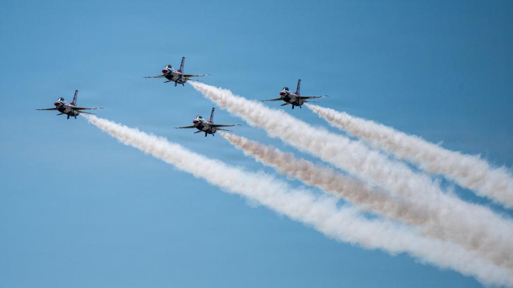 Thunderbirds 1-7 arrive ahead of Wings Over Solano air show