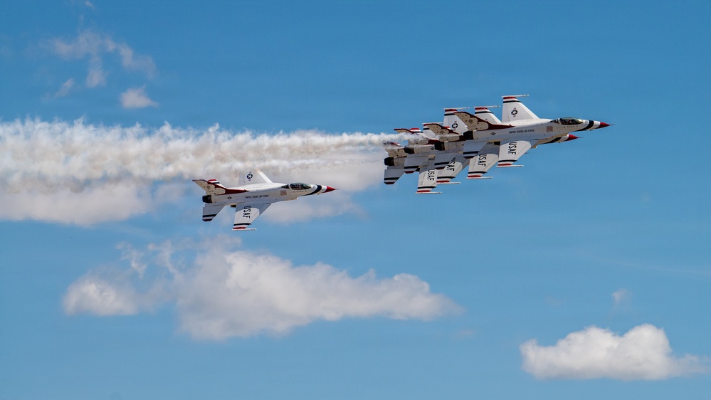 Thunderbirds 1-7 arrive ahead of Wings Over Solano air show