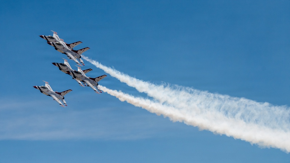 Thunderbirds 1-7 arrive ahead of Wings Over Solano air show