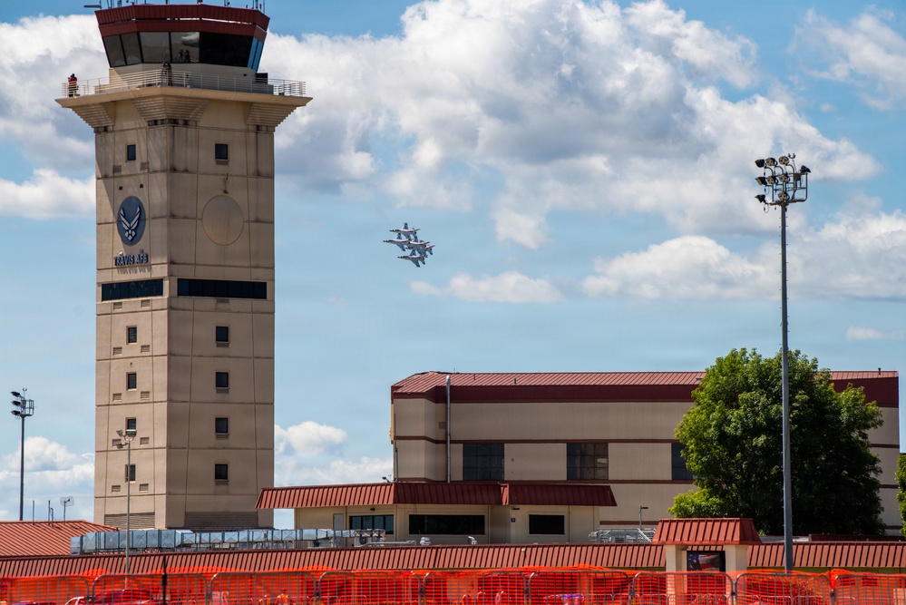 Thunderbirds 1-7 arrive ahead of Wings Over Solano air show