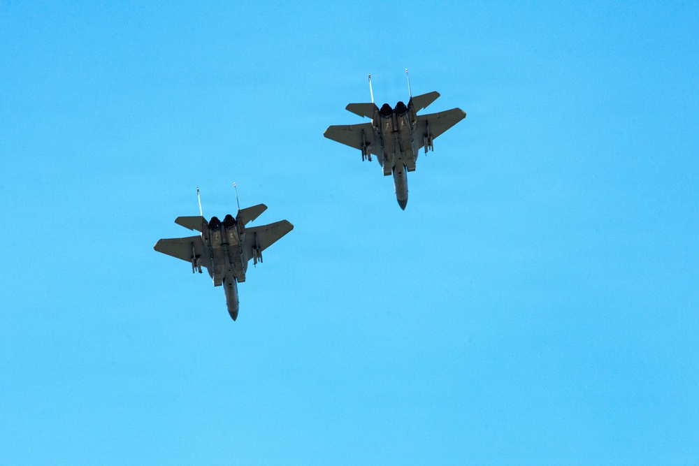Oregon National Guard salutes service at University of Oregon Spring football game