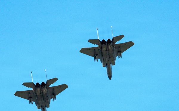 Oregon National Guard salutes service at University of Oregon Spring football game