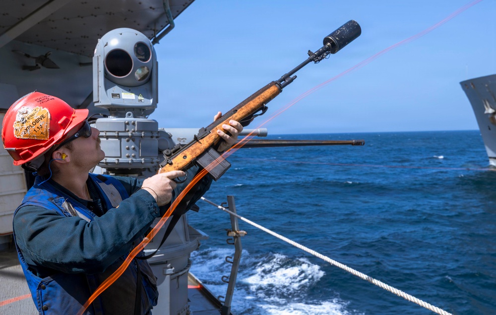 Milius conducts RAS with USNS Carl Brashear