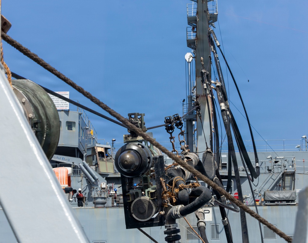 Milius conducts RAS with USNS Carl Brashear