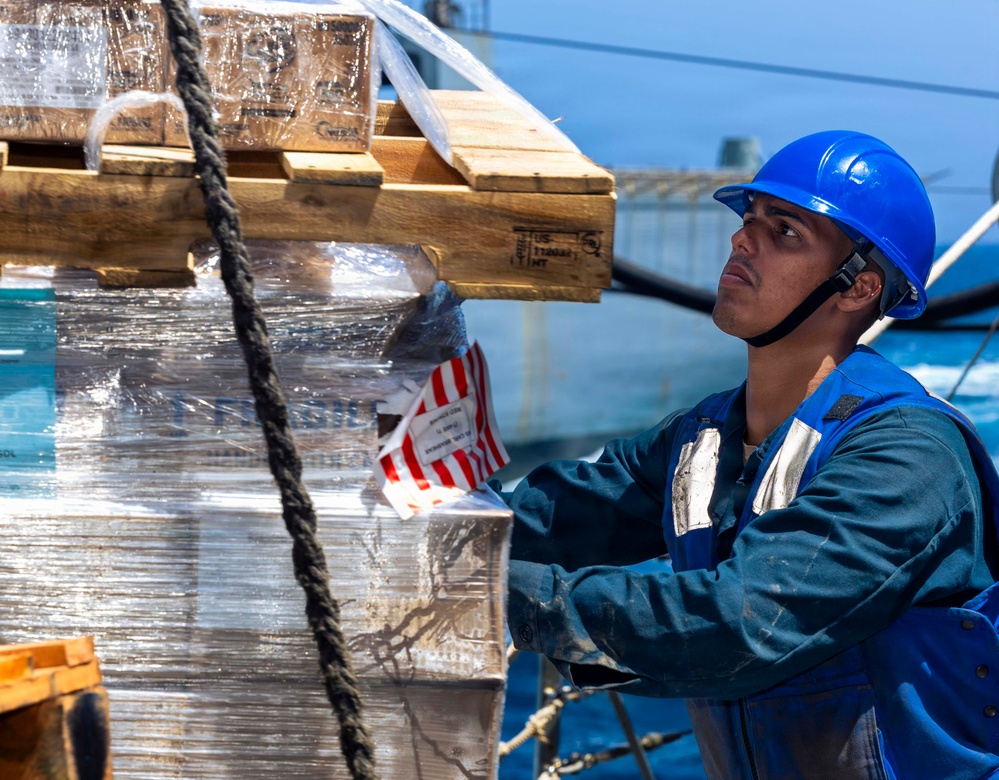 Milius conducts RAS with USNS Carl Brashear