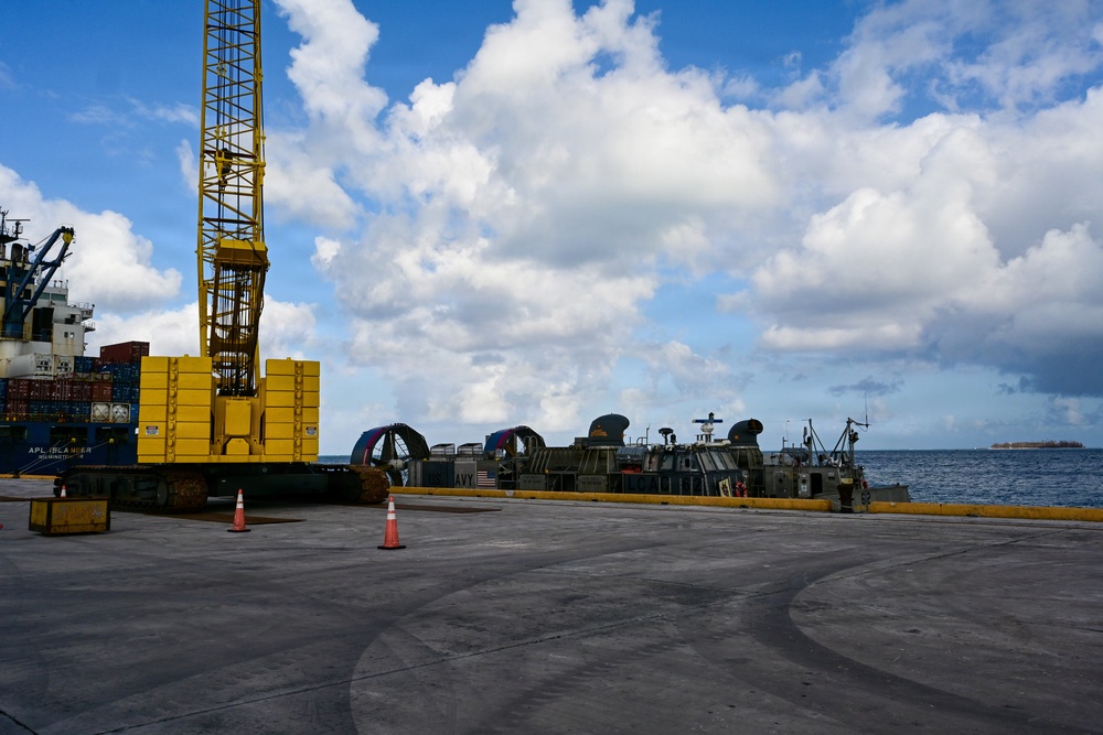 LCAC 62 arrives in Saipan, delivers generators in response to Typhoon Sinlaku