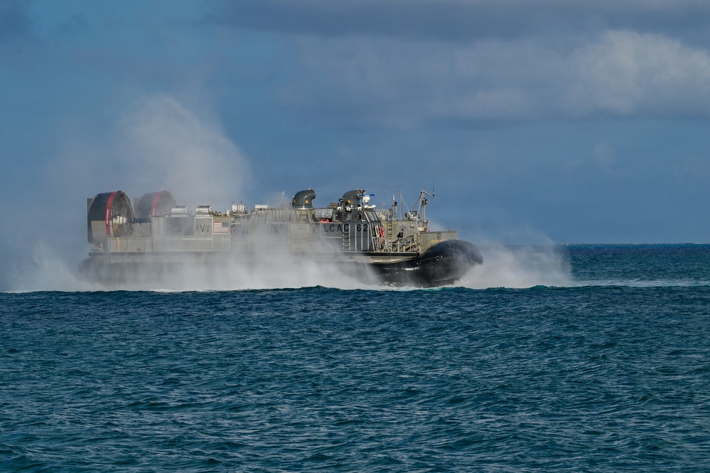 LCAC 62 arrives in Saipan, delivers generators in response to Typhoon Sinlaku
