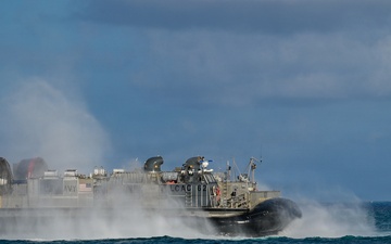 LCAC 62 arrives in Saipan, delivers generators in response to Typhoon Sinlaku