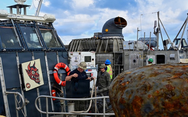 LCAC 62 arrives in Saipan, delivers generators in response to Typhoon Sinlaku
