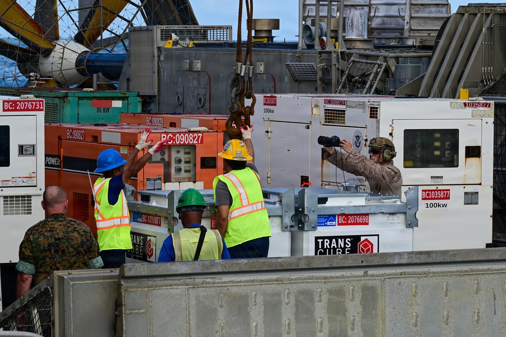 LCAC 62 arrives in Saipan, delivers generators in response to Typhoon Sinlaku